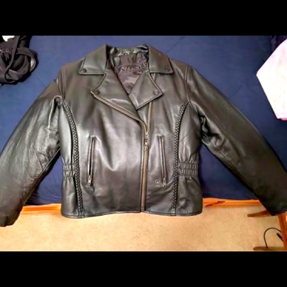 SALE!!
** LIKE NEW ** WOMENS BLACK LEATHER BIKERS JACKET, SIZE MEDIUM